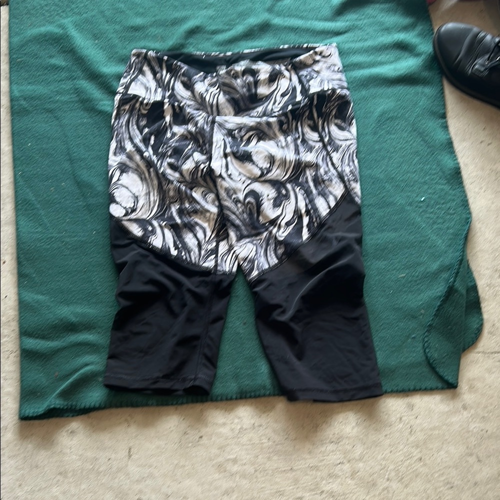 Victoria's Secret Monochrome Swirl Leggings